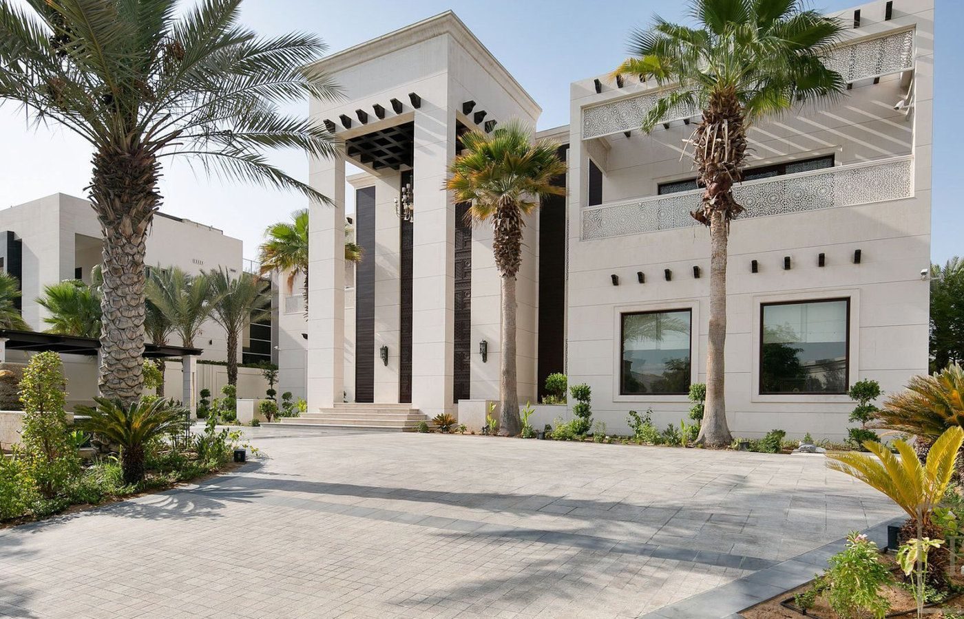 Visualisation of a super-prime villa, palms in the foreground